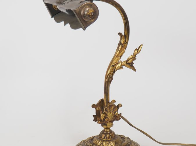 Lampe de bureau 1900 en bronze à décor de feuillage, abat jour en lait
