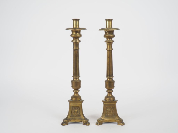 Paire de bougeoirs de style Louis XIV en laiton, à décor de tête d'ang