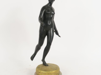 Vente aux enchères HOUDON (d'après). "Diane chasseresse" Sculpture en bronze à patine bru