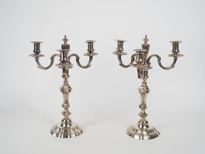 Paire de candélabres de style Louis XV en bronze argenté, éclairant à 