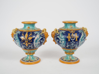 Vente aux enchères Ulysse à Blois. Paire de vases en faience polychrome, décor de style R