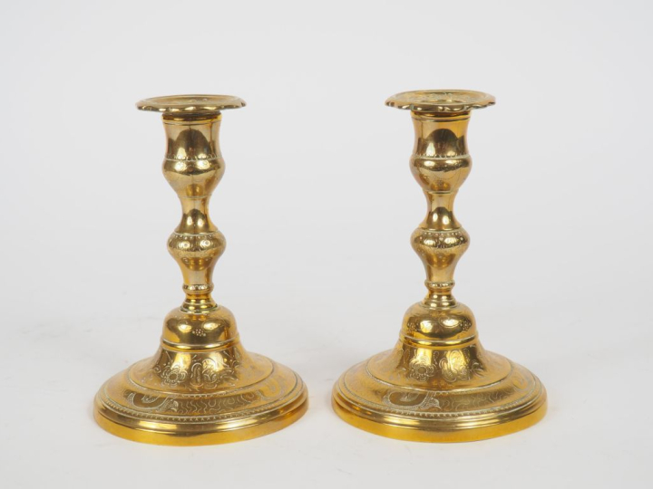 Paire de bougeoirs de style Louis XIV en bronze gravé, fut balustre. H