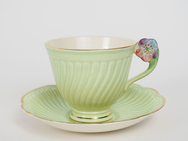 6 tasses et sous tasses à thé en porcelaine anglaise à décor de cotes 