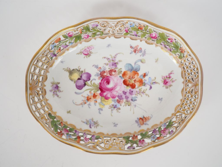 Coupe creuse 1900 en porcelaine de Saxe à décor de fleurs polychromes,