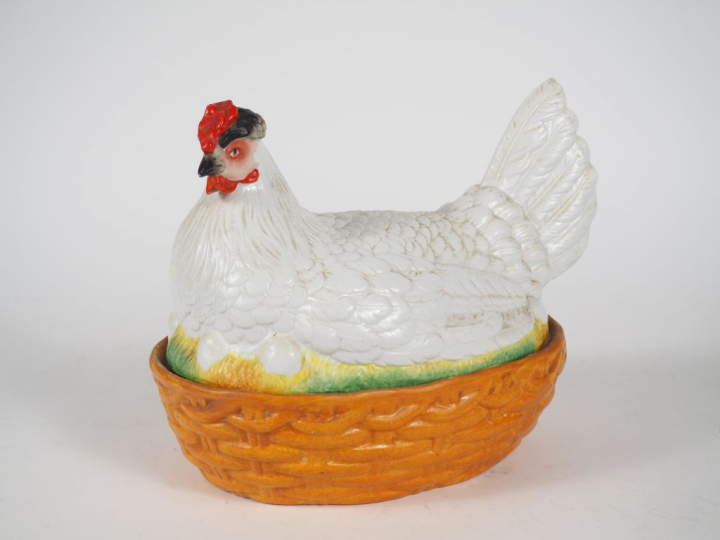 Boite à œufs 1900 en porcelaine polychrome en forme de poule couvant. 