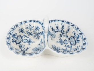 Vente aux enchères Présentoir 1900 en porcelaine de Saxe, décor en camaieu bleu de fleurs