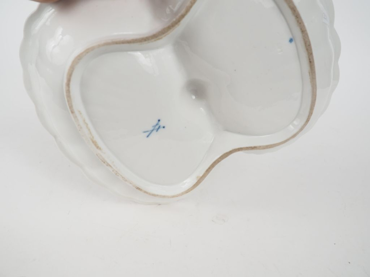 Présentoir 1900 en porcelaine de Saxe, décor en camaieu bleu de fleurs
