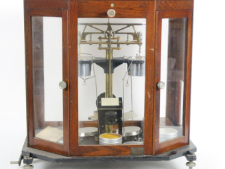 Vente aux enchères Balance de laboratoire Féraillée  Dim. 51,5 x 50 x 28,5 cm