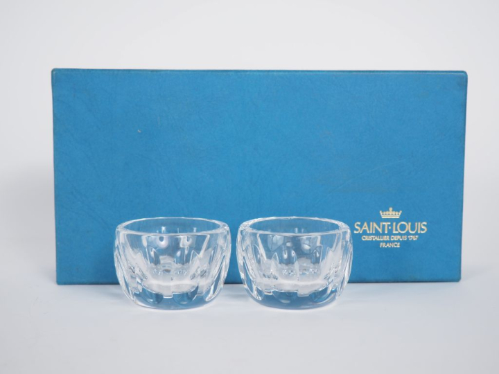 SAINT LOUIS.  Paire de salerons en cristal, signés , dans leur boîte.
