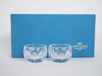 Vente aux enchères SAINT LOUIS.  Paire de salerons en cristal, signés , dans leur boîte.