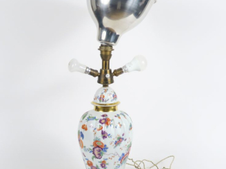 Vente aux enchères Potiche couverte en porcelaine à décor polychrome de style Kakiémon, m