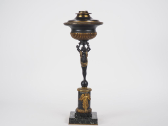 Vente aux enchères Lampe de style Empire en bronze et tôle à patine brune et dorée, sur u