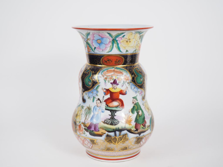 BAYEUX.  Vase XIXème en porcelaine polychrome à décor de chinoiseries 