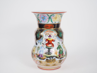 Vente aux enchères BAYEUX.  Vase XIXème en porcelaine polychrome à décor de chinoiseries 