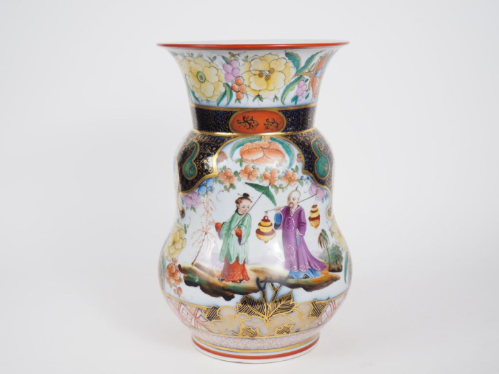 BAYEUX.  Vase XIXème en porcelaine polychrome à décor de chinoiseries 