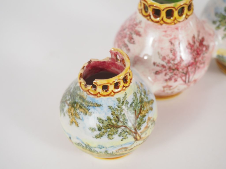 Paire de pique fleurs Italiens à décor de fleurs polychromes et de pay