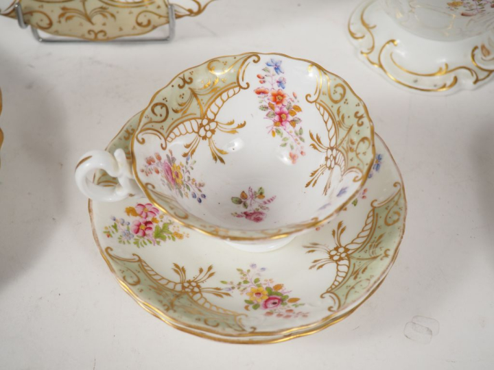 Service à thé et à gateaux en porcelaine anglaise 1900 à décor de fleu