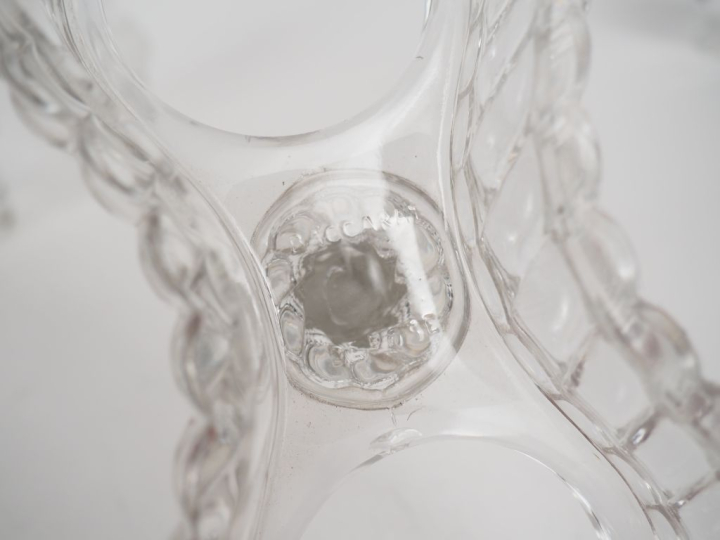 BACCARAT.  Huilier vinaigrier, moutardier, signés, on y joint un saler