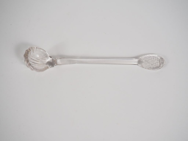 BACCARAT.  Huilier vinaigrier, moutardier, signés, on y joint un saler