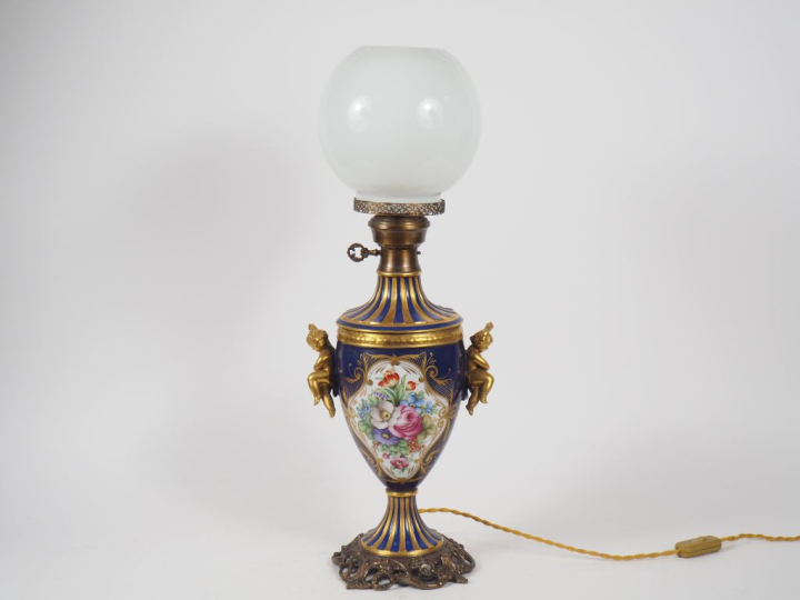 Lampe à pétrole de style Louis XVI en porcelaine bleu de four et dorée