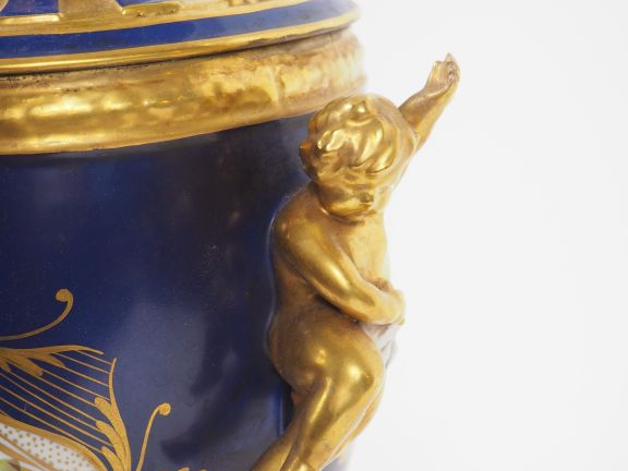 Lampe à pétrole de style Louis XVI en porcelaine bleu de four et dorée