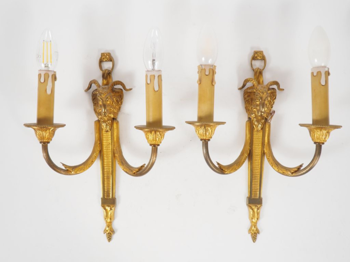 Paire d'appliques doubles de style Louis XVI en bronze doré à décor de