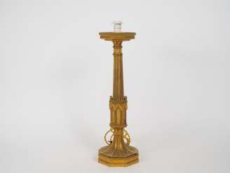 Vente aux enchères Bougeoir de style gothique en bronze, à décor d'arcatures et de mandor