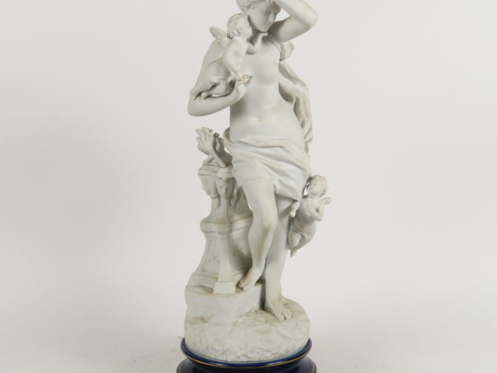 RANCOULET.  "la marchande d'amour" Grand biscuit  Signé  H. 57,5 cm  s