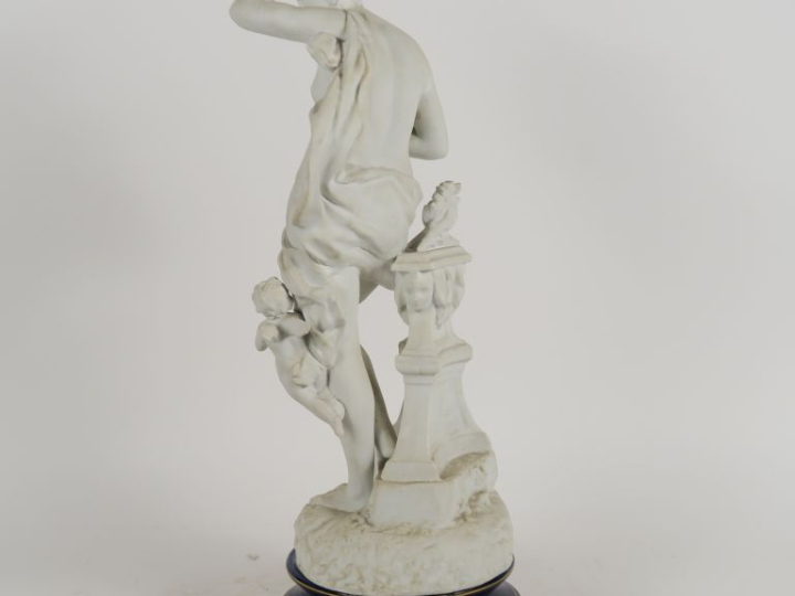 RANCOULET.  "la marchande d'amour" Grand biscuit  Signé  H. 57,5 cm  s