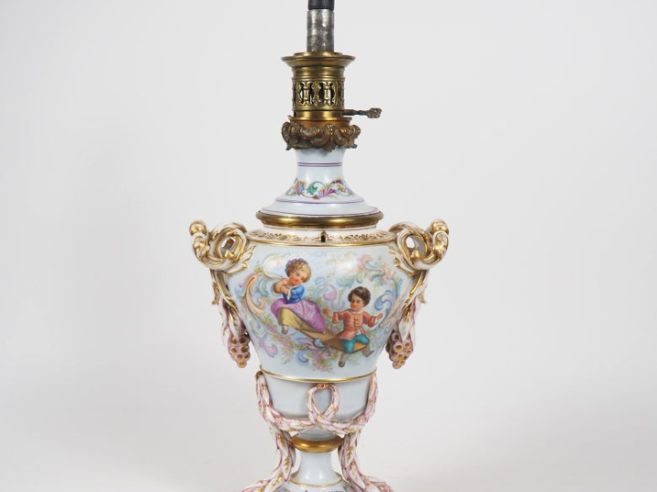 Lampe à pétrole Napoléon III en porcelaine polychrome à décor d'enfant