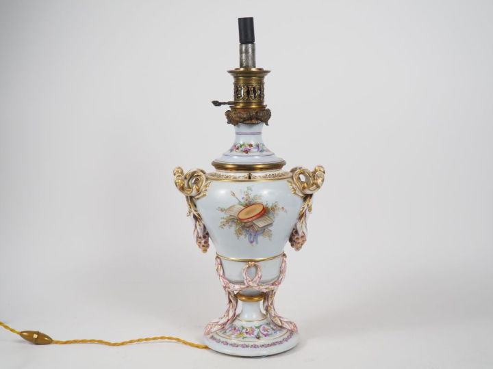 Lampe à pétrole Napoléon III en porcelaine polychrome à décor d'enfant