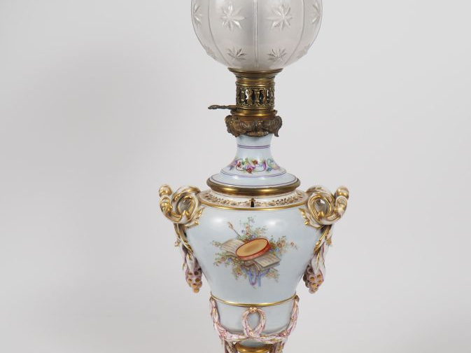 Lampe à pétrole Napoléon III en porcelaine polychrome à décor d'enfant