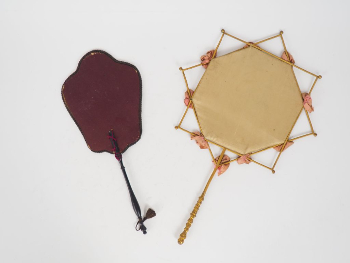 2 écrans de chaleur Napoléon III en soie brodée, bois doré et bois noi