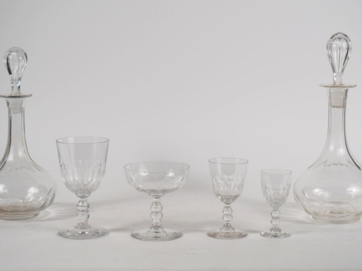 Partie de service de verres en cristal décor de cannelures comprenant 