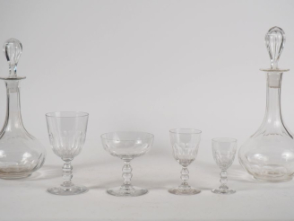 Vente aux enchères Partie de service de verres en cristal décor de cannelures comprenant 