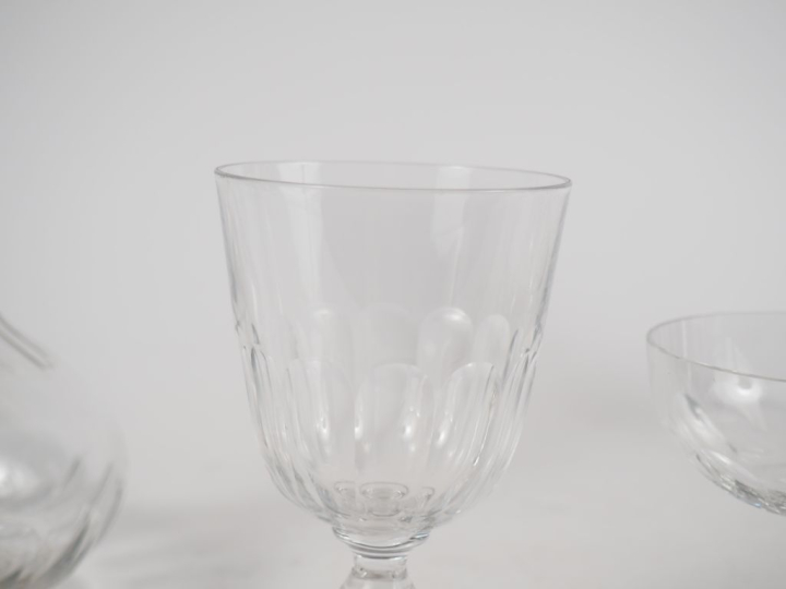 Partie de service de verres en cristal décor de cannelures comprenant 