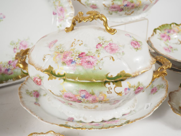 Service de table 1900 en porcelaine de Limoges à décor de roses sur fo