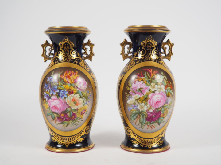 Paire de vases à anses ajourées et dorées Napoléon III en porcelaine à