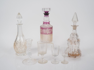 Vente aux enchères Partie de service de verres en cristal comprenant : 8 verres à eau, 6 