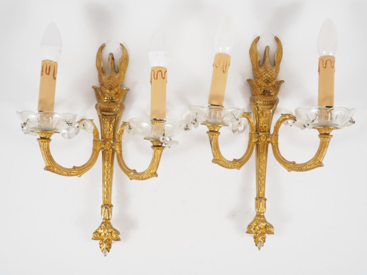 Paire d'appliques doubles à pampilles de style Empire en métal doré, à