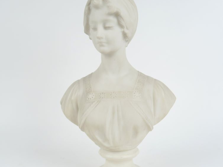 Ecole française fin XIXème.  "Portrait de jeune fille en buste coiffée