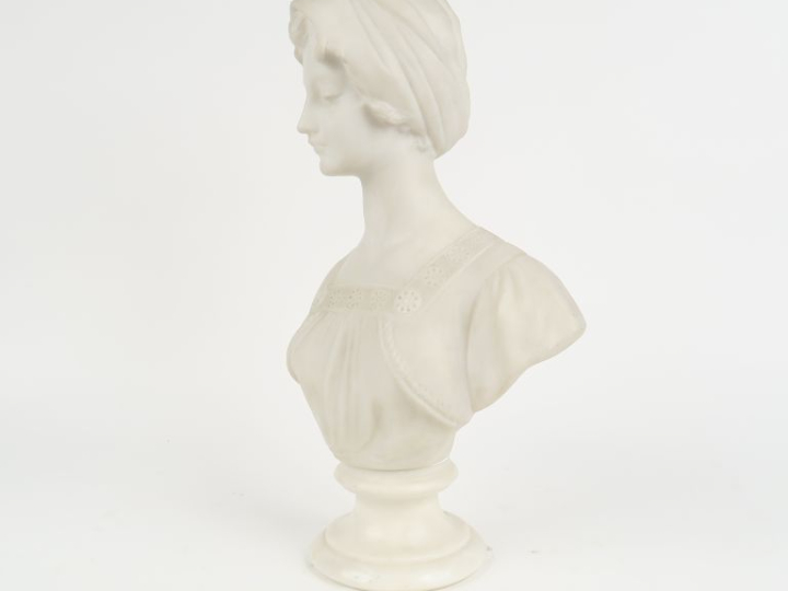 Ecole française fin XIXème.  "Portrait de jeune fille en buste coiffée