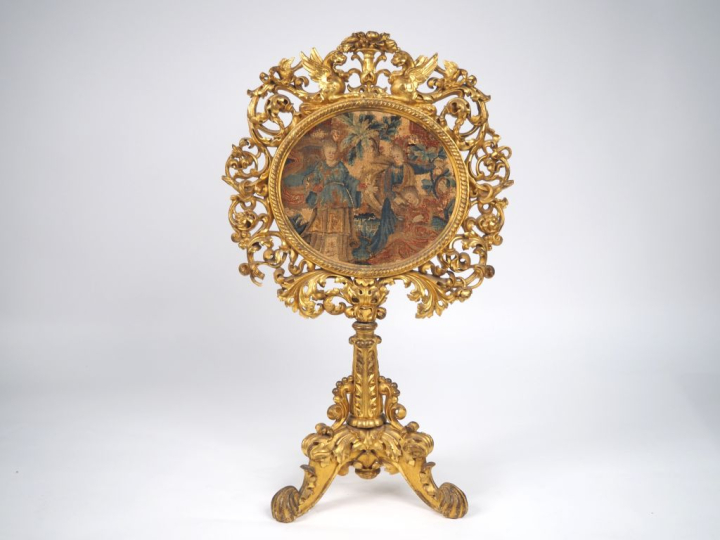 Pare feu XVIIIème en bois et stuc sculpté et doré à décor de griffons,