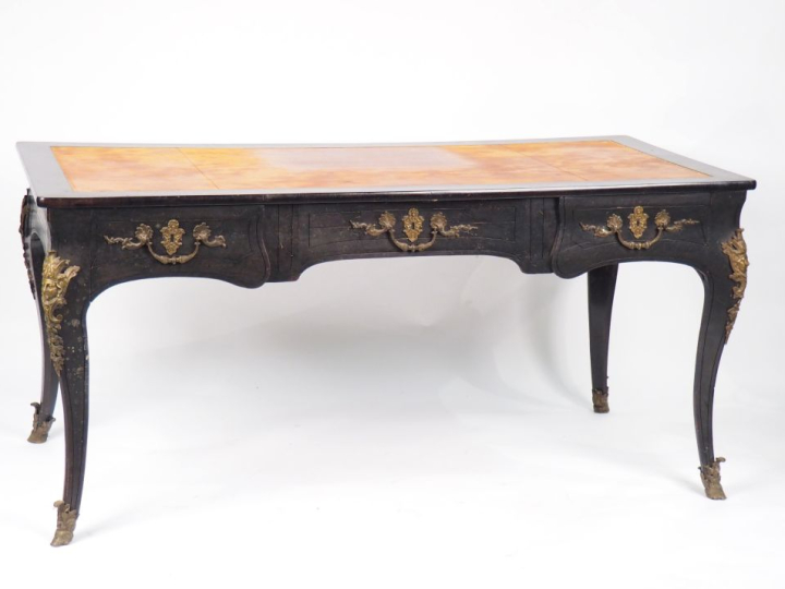 Bureau plat Louis XV en bois noirci, double face , ouvrant à trois tir