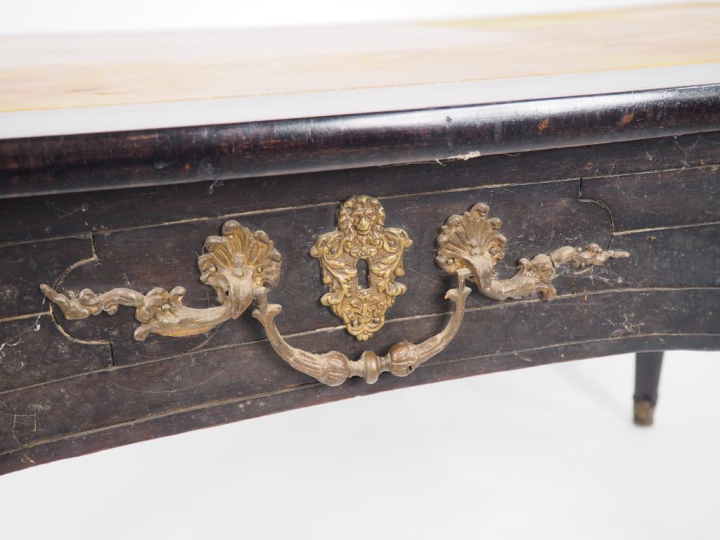 Bureau plat Louis XV en bois noirci, double face , ouvrant à trois tir