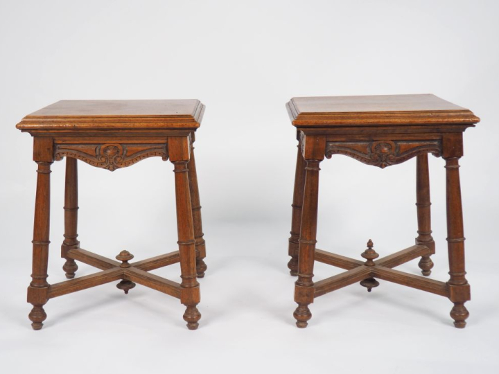 Paire de tabourets de style Henri II en noyer mouluré et sculpté, pied