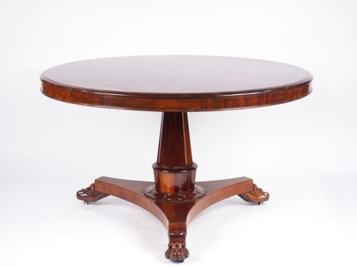 Grande table à thé anglaise XIXème en acajou et placage d'acajou, plat