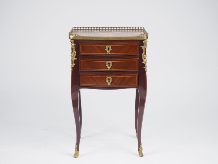 Chiffonnier de style Louis XV en marqueterie, à décor de fleurs, ouvra