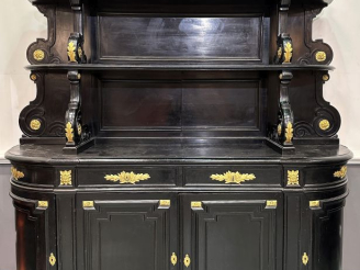 Vente aux enchères JANSELME.  Buffet de style Louis XVI en bois noirci, belle ornementati