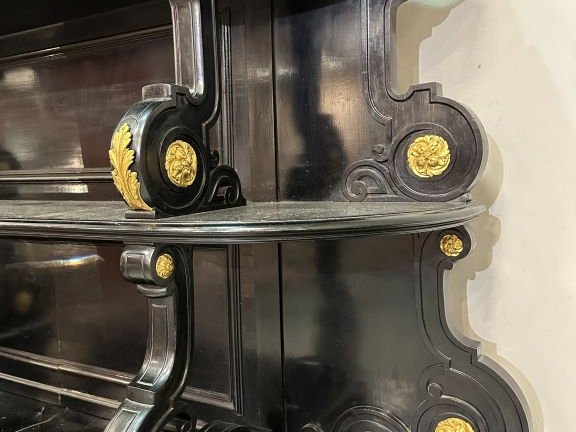 JANSELME.  Buffet de style Louis XVI en bois noirci, belle ornementati